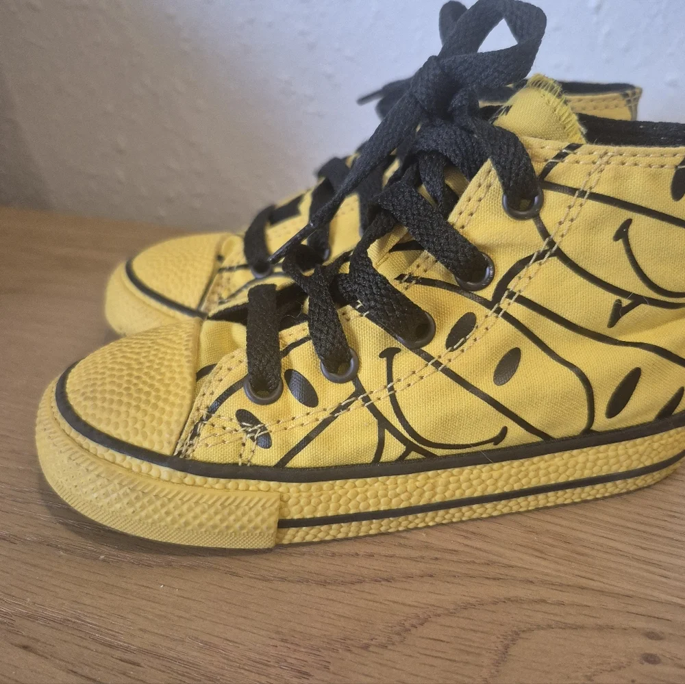 Converse Toddler Infant Size 8 Yellow Smiley Face China Town Market Shoes High